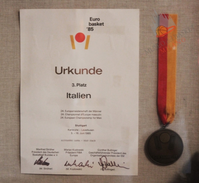 Medaglia di bronzo e diploma celebrativo del terzo posto agli Europei di Stoccarda 1985 con la Nazionale Italiana. Foto MDB-MI